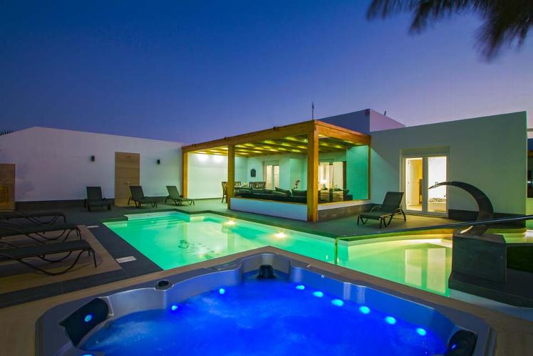 Lanzarote Dream Villa Literally meaning ‘white beach’, you’re in for a sun-kissed getaway here in lovely Playa Blanca!