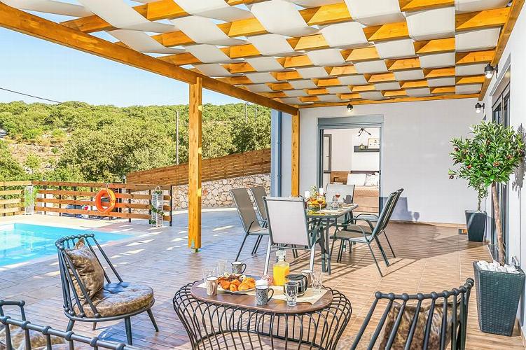 Villa in Crete - with car hire! A super family villa in the beautiful countryside, just a short drive from the popular Rethymnon.